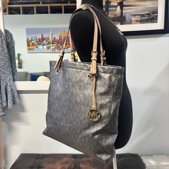 Michael Kors Handbags - ❤️Michael Kors Metallic Gray Jet Set Tote